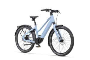 Lichtblauwe elektrische stadsfiets met middenmotor