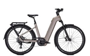 Beige elektrische fiets met lage instap en bagagedrager