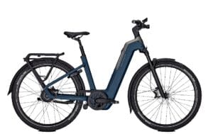Blauwe elektrische stadsfiets met middenmotor en bagagedrager