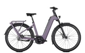 Paarse elektrische stadsfiets met lage instap