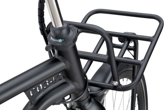 Zwarte fiets met stevige voordrager