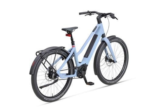 Lichtblauwe elektrische stadsfiets met lage instap