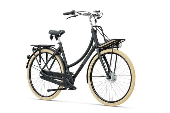 Zwarte stadsfiets met crèmekleurige banden en bagagedragers
