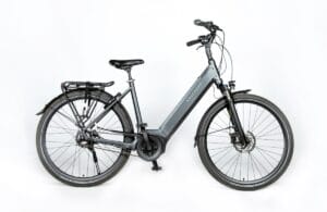 Grijze elektrische stadsfiets met lage instap