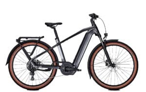 Donkergrijze elektrische fiets met bagagedrager en spatborden