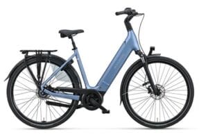 Blauwe elektrische stadsfiets op witte achtergrond