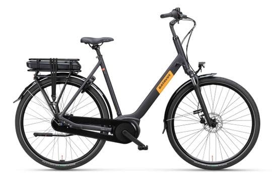 Zwarte elektrische stadsfiets met lage instap en bagagedrager