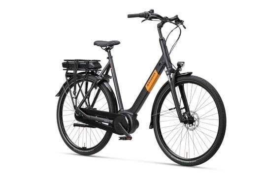 Zwarte elektrische stadsfiets met bagagedrager en middenmotor