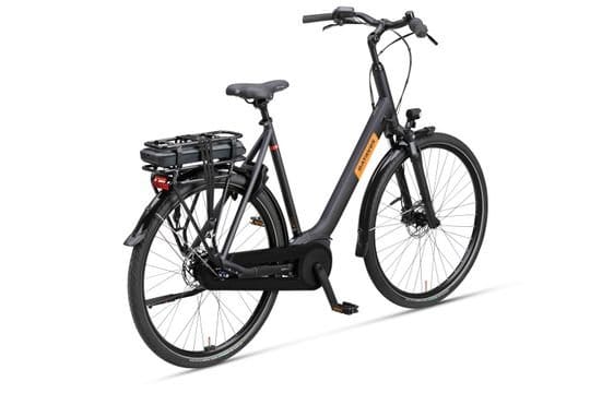 Zwarte elektrische stadsfiets met bagagedrager en accu