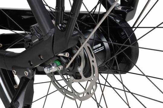 Close-up van achterwiel e-bike met schijfrem
