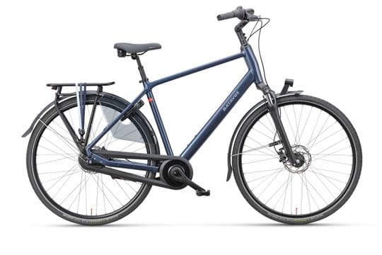 Blauwe elektrische stadsfiets met bagagedrager en spatborden