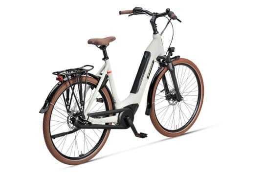 Witte elektrische stadsfiets met lage instap
