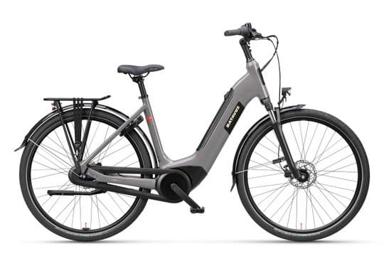 Grijze elektrische stadsfiets op witte achtergrond