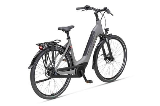 Grijze elektrische stadsfiets op witte achtergrond
