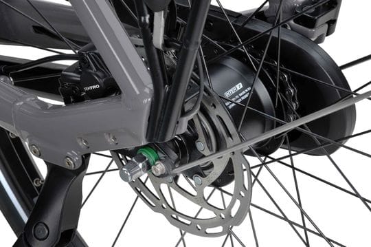 Close-up van e-bike achterwiel met naafmotor