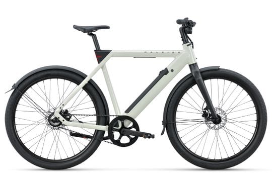 Moderne lichtgrijze elektrische fiets met zwart frame