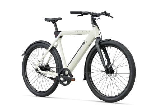 Moderne witte elektrische fiets op witte achtergrond