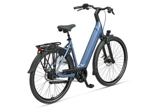 Blauwe elektrische stadsfiets met lage instap