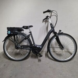Zwarte elektrische stadsfiets met lage instap
