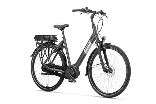 Grijze elektrische stadsfiets met bagagedrager